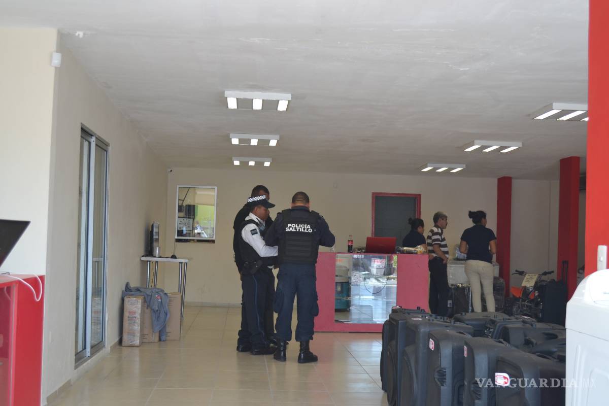 Pistola en mano asalta negocio de préstamos de colonia de Saltillo