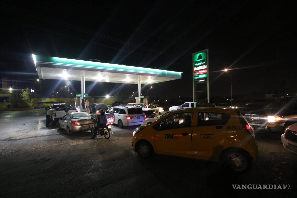 En Saltillo se desatan compras de pánico ante rumores de desabasto en gasolineras