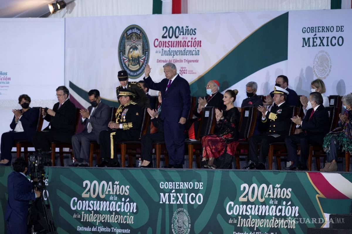$!El presidente de México Andrés Manuel López Obrador (c) habla durante la ceremonia del 200 aniversario de la consumación de independencia en Ciudad de México (México). EFE/Carlos Ramírez