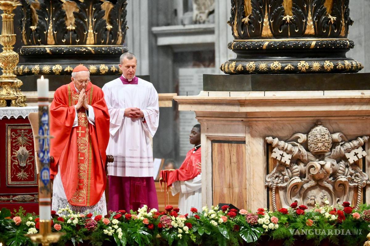$!El cardenal Giovanni Battista Re (izquierda) preside una misa ‘Pro eligendo papa’ o para la elección del Papa, antes del inicio del cónclave.