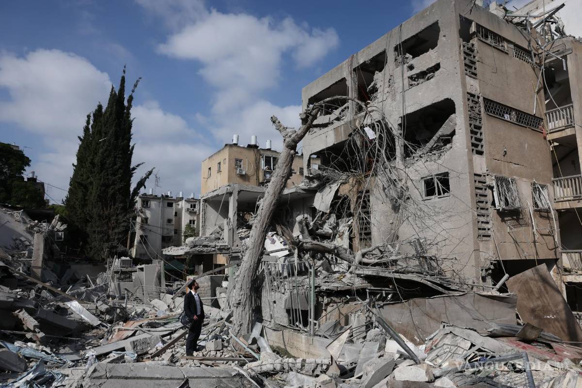 $!Un hombre judío ultraortodoxo inspecciona los daños en una escuela de niñas judías ortodoxas después de que misiles iraníes impactaran en Bnei Brak, Israel.