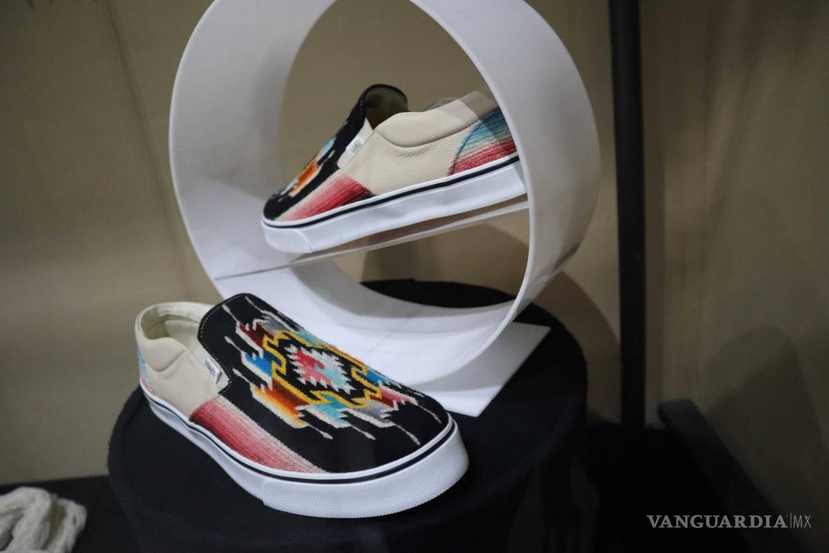 $!El Sarape de Saltillo se reinventa como pieza de arte moderno y de diseño de moda