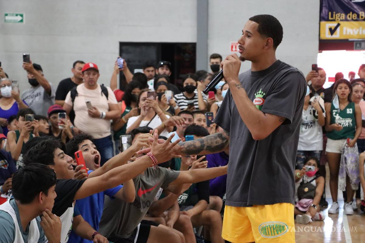 $!El ahora jugador de Los Angeles Lakers convivió por buen lapso de tiempo con sus seguidores.