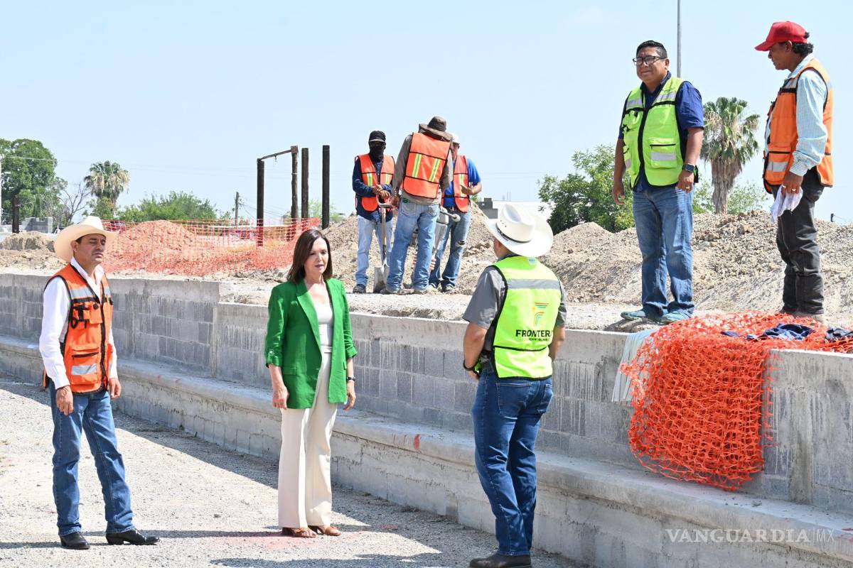 $!La alcaldesa supervisó los trabajos que protegerán la cancha de pasto sintético y la pista de tartán.
