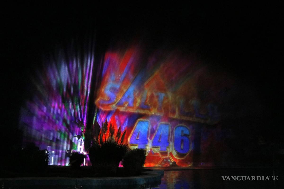 $!Las fuentes danzarinas dejaron maravillados a niños y adultos en el lago República de la Alameda Zaragoza.