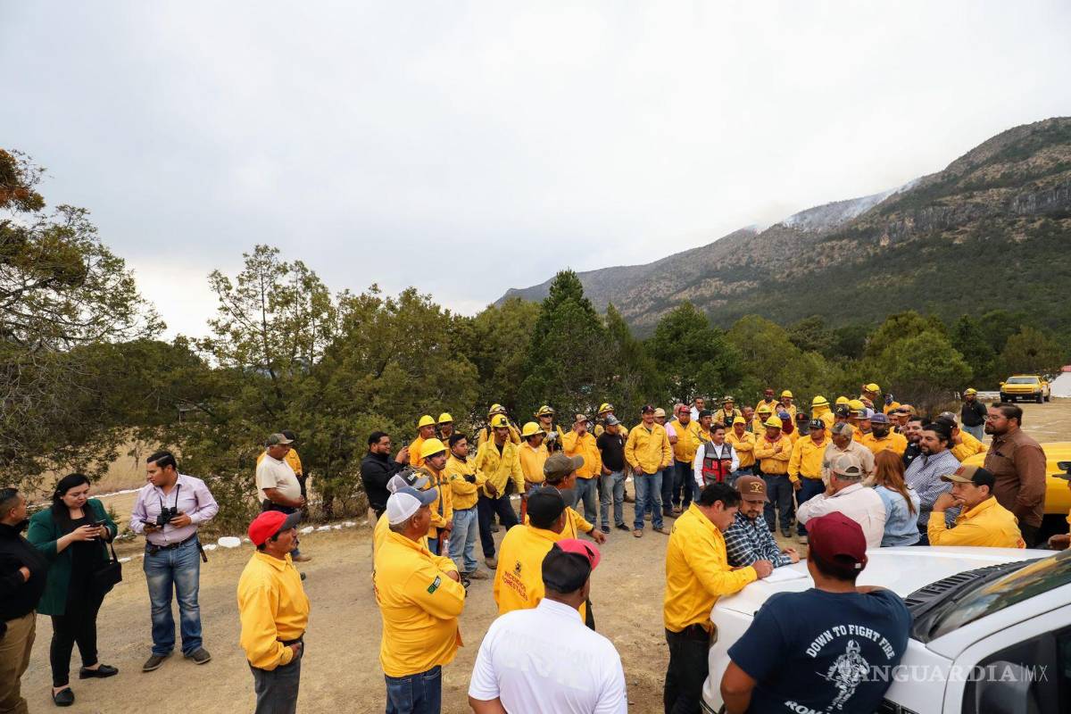 $!Un total de 94 brigadistas están trabajando en la zona para controlar el incendio.