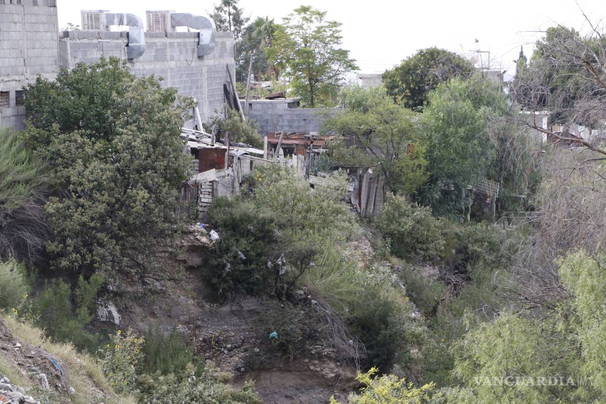 Denuncian que invasores desvían cauce de arroyos para construir sus viviendas en Saltillo