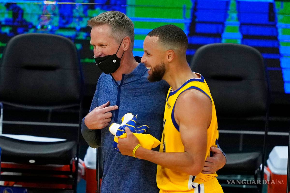 Stephen Curry rompe un récord de más triples en un mes en la NBA