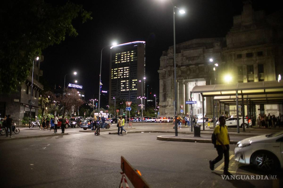 $!El rascacielos Pirelli de Milán, sede del Consejo Regional de Lombardía, se ilumina con las palabras ‘Con Israel’, en Milán.