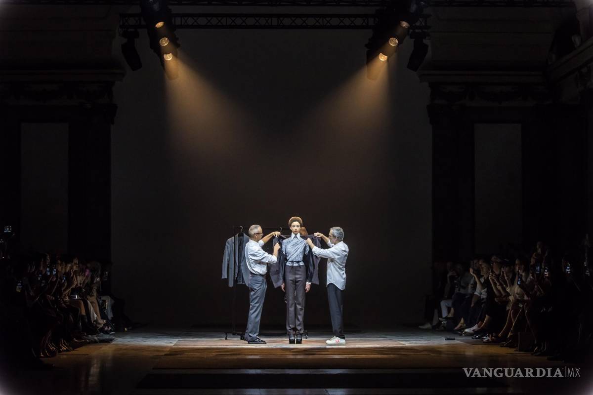 $!Los diseñadores holandeses Viktor Horsting (i) y Rolf Snoeren (d) visten a una modelo durante la Semana de la Moda de París, en Francia.