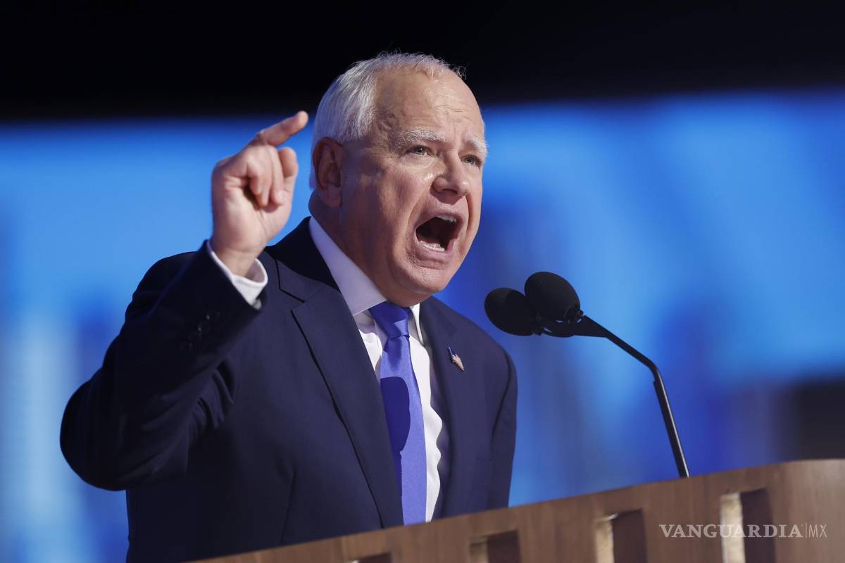 $!El gobernador de Minnesota y candidato demócrata a la vicepresidencia, Tim Walz, habla en la Convención Nacional Demócrata en Chicago, Illinois.