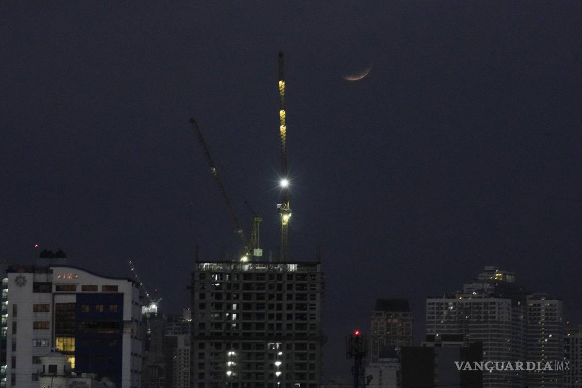 $!Se ve un eclipse lunar parcial en Manila, Filipinas. AP/Aaron Favila