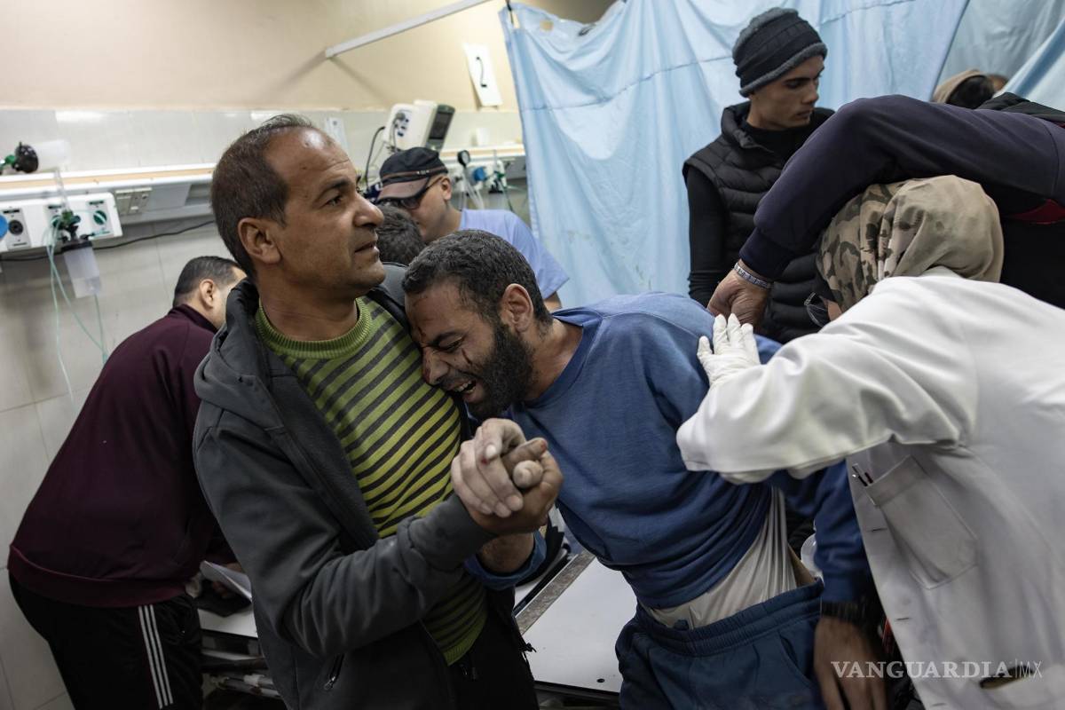 $!Un hombre herido recibe asistencia médica en el Hospital Nasser de Khan Yunis, al sur de la Franja de Gaza, el 12 de enero de 2024, tras los ataques aéreos israelíes