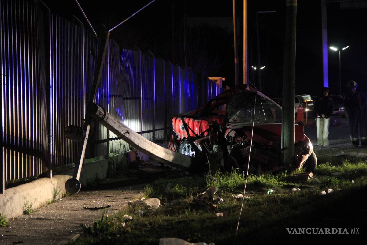 $!En carretera Saltillo-Monterrey muere copilota de 19 años en trágico accidente; conductor manejaba a exceso de velocidad