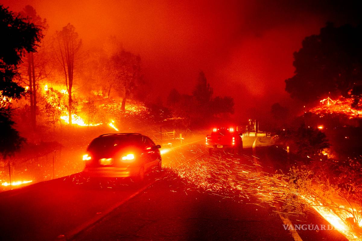 $!Vientos dan vida a incendio en california