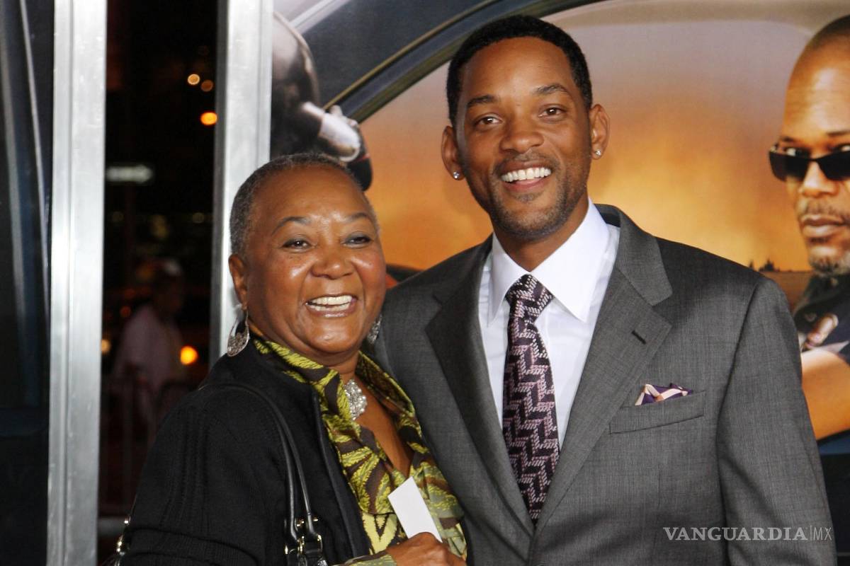 $!El actor Will Smith con su madre Caroline Smith durante el estreno de una película.