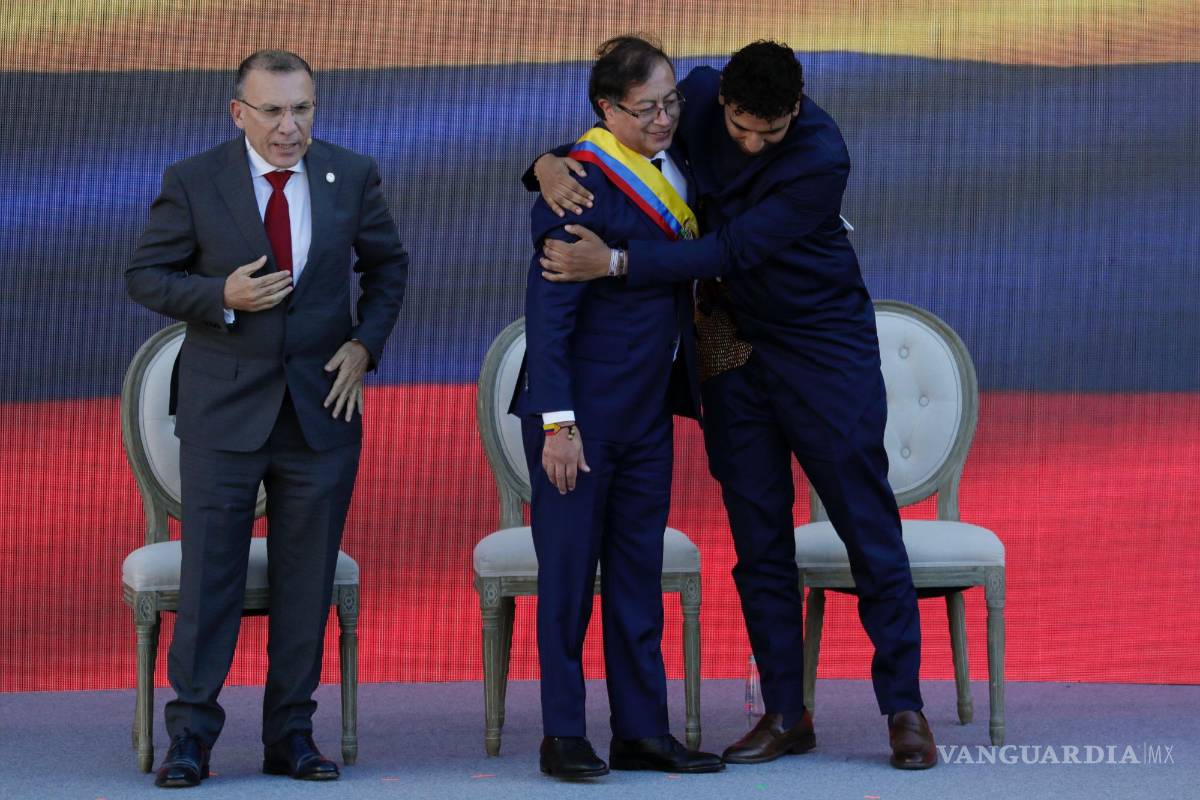 $!El presidente de la Cámara, David Racero (i) abraza al presidente de Colombia, Gustavo Petro junto al presidente del Senado, Roy Barreras en Bogotá, Colombia.