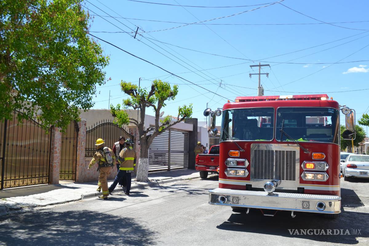 Arde casa; salvan loro