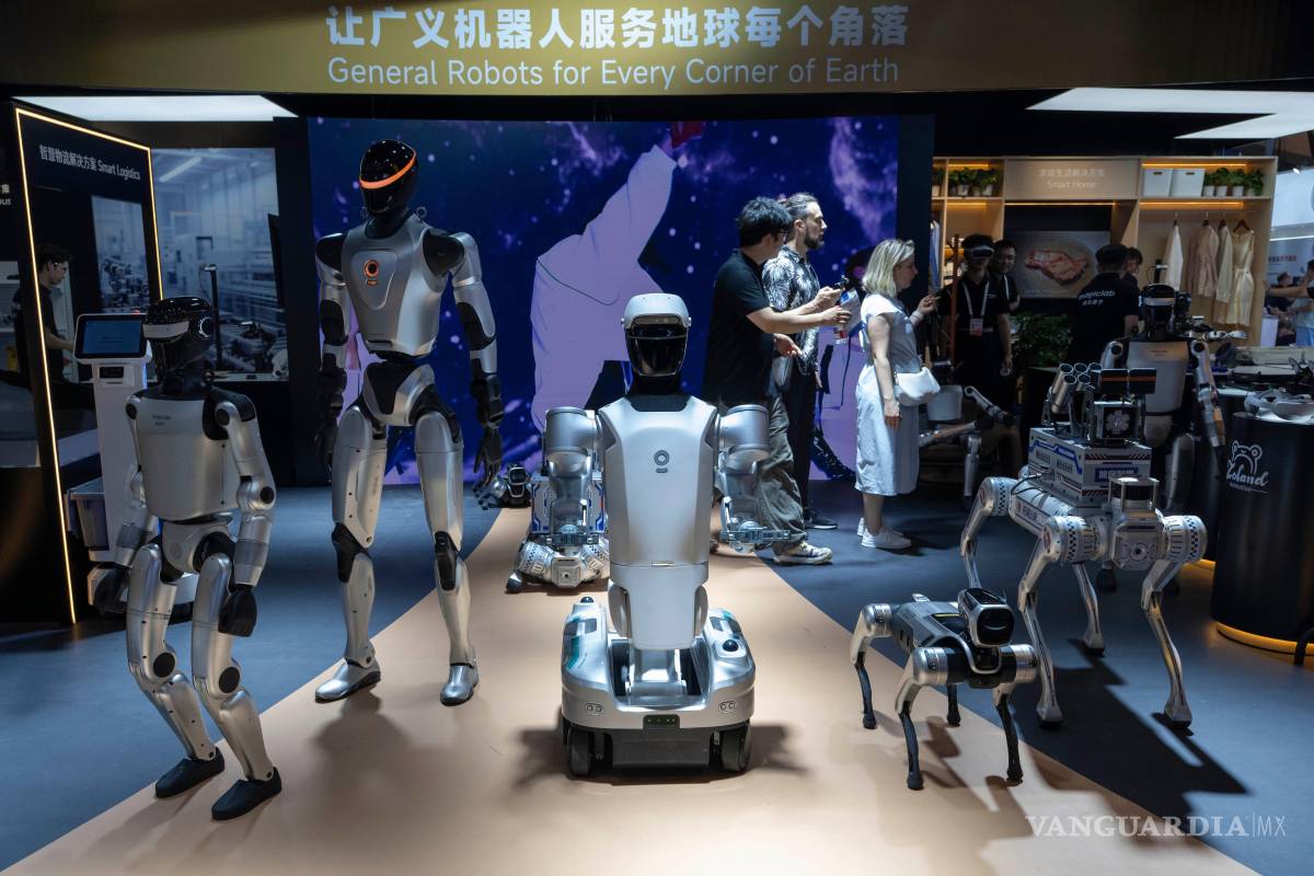 $!Una serie de robots, expuestos en la World AI Conference en Shanghái, el 17 de julio de 2026.