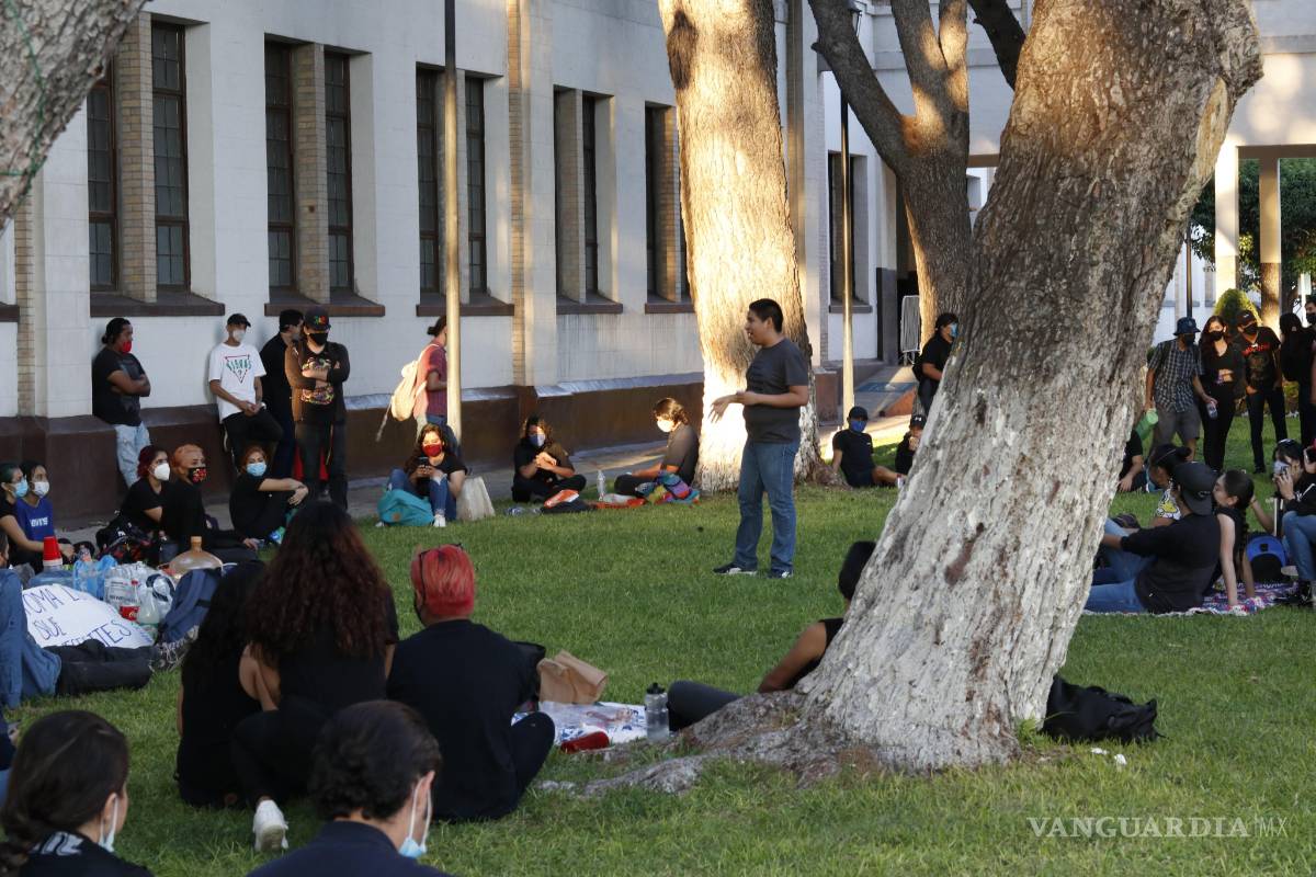 $!Realizan estudiantes plantón en Rectoría de la UAdeC
