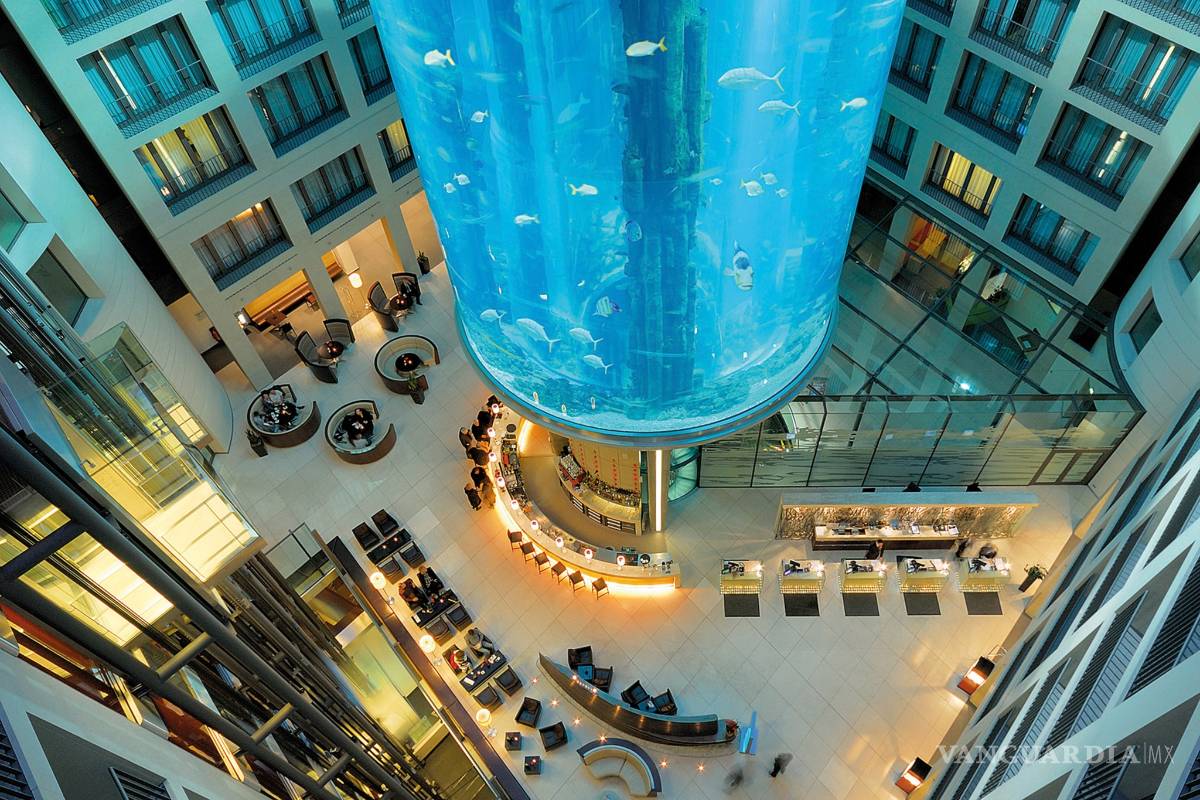 $!AquaDom, el acuario cilíndrico más grande del mundo