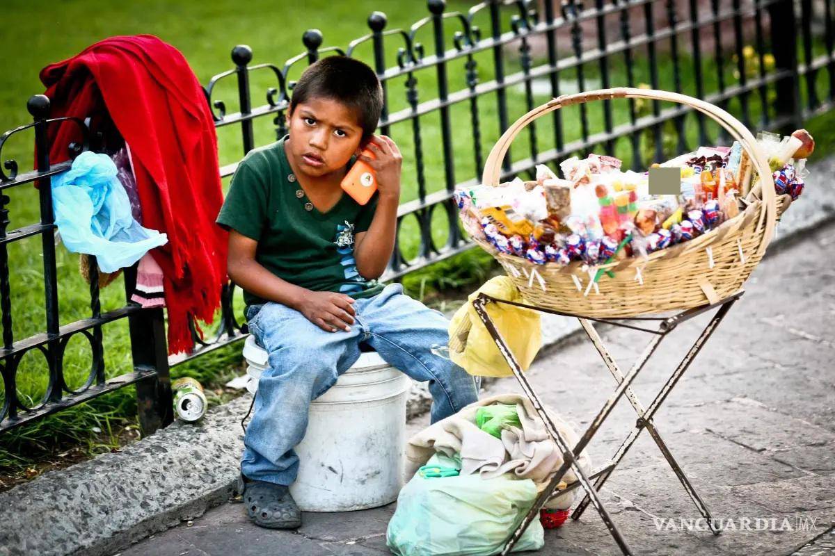 $!Menores trabajan en calles con alto tránsito vehicular.