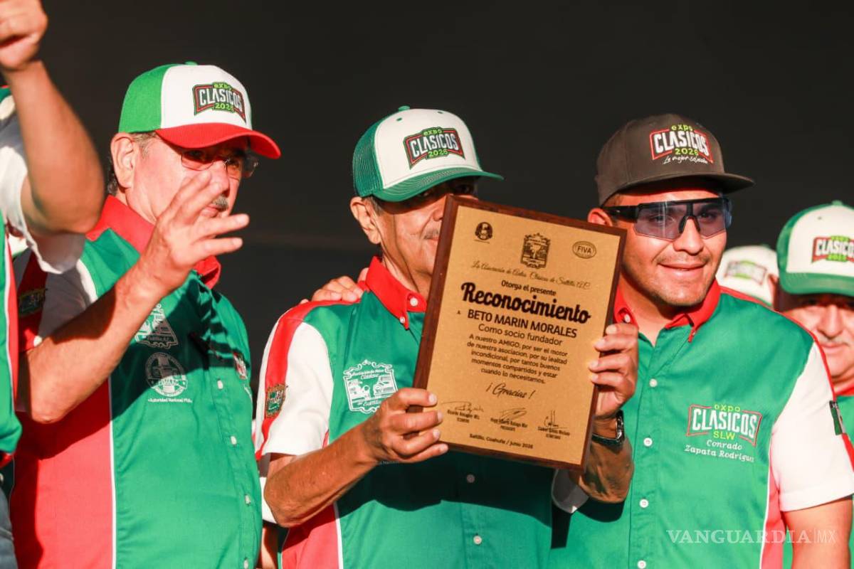 $!Beto Marín Morales, socio fundador de la Asociación de Autos Clásicos de Saltillo, fue homenajeado por su legado y aportaciones al evento.