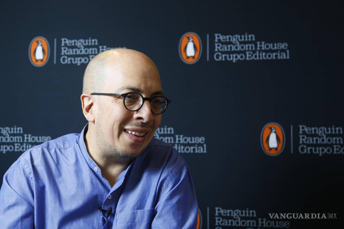 $!El escritor mexicano Jorge Volpi habla durante una entrevista con EFE en el marco de la 36 edición de la Feria Internacional del Libro (FIL) de Guadalajara (México).