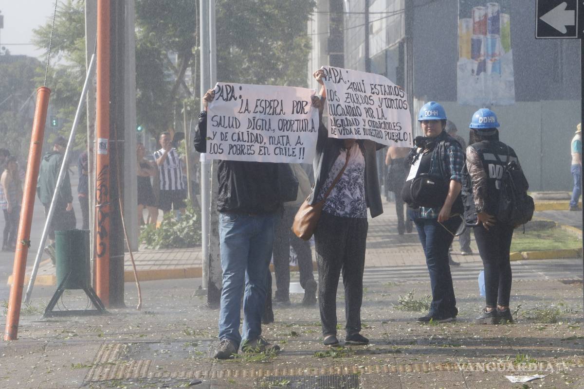 $!Tras protesta contra el papa Francisco, detienen a 20 personas en Chile