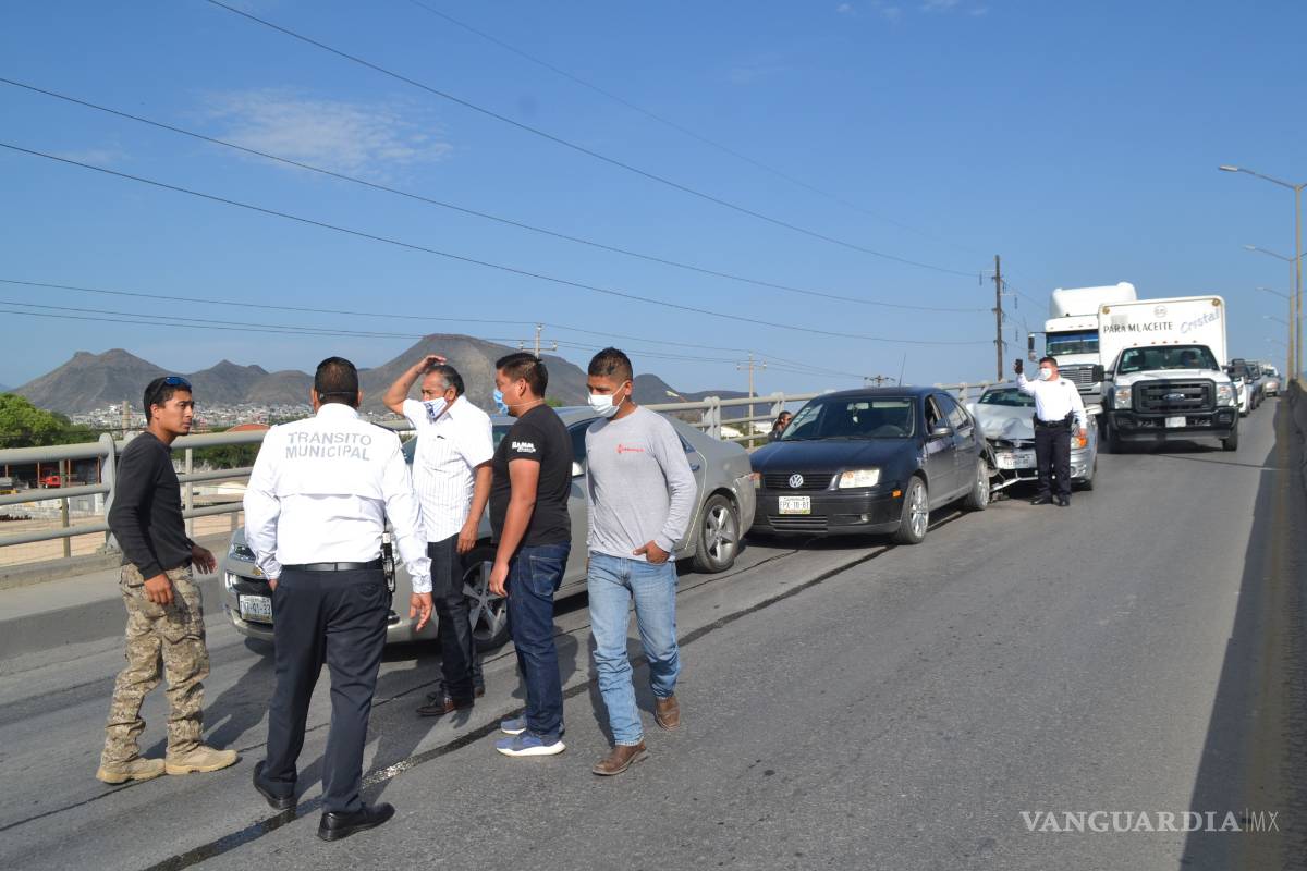 No se mide y provoca carambola en puente vial de Saltillo