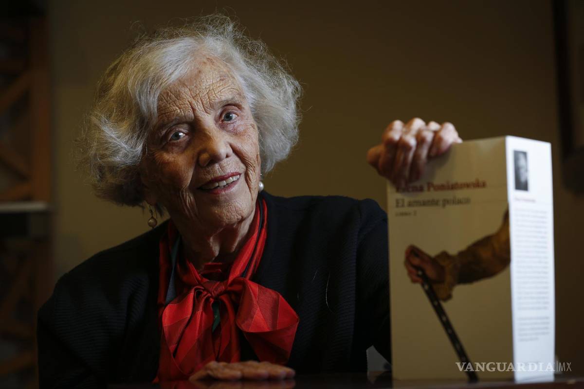$!La escritora mexicana Elena Poniatowska habla durante una entrevista con EFE en el marco de la 36 edición de la Feria Internacional del Libro de Guadalajara.