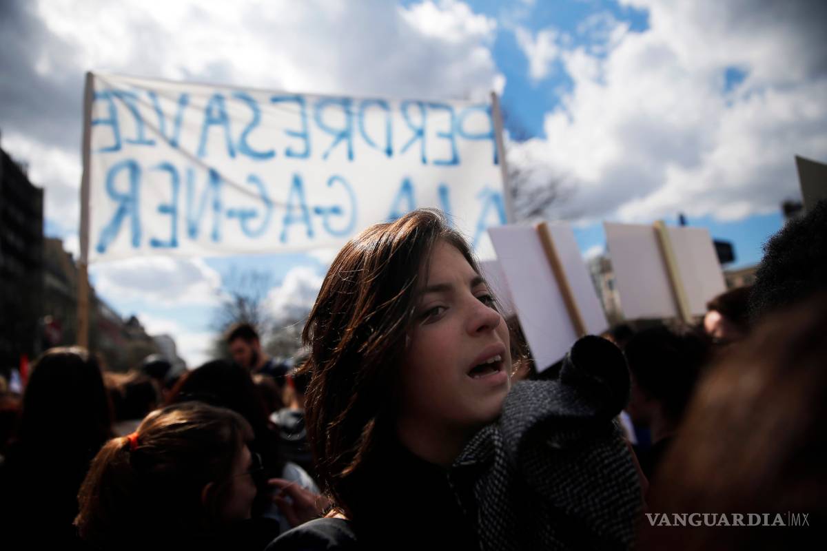 $!Miles de estudiantes protestan contra reforma laboral en Francia