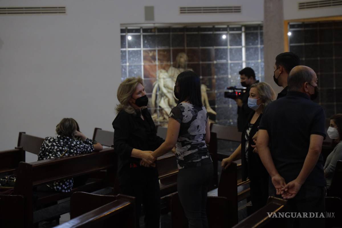 $!Su esposa Lucila Ruiz Múzquiz y sus hijos e hijas Federico y Lucy Elisa Mendoza Ruiz, Carla y Elisa Mendoza Altamira, estuvieron al frente de la ceremonia fúnebre.
