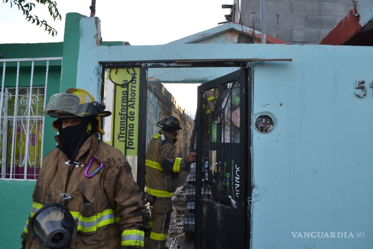 $!En Saltillo, arde casa y heroico vecino salva 2 niños que estaban solos