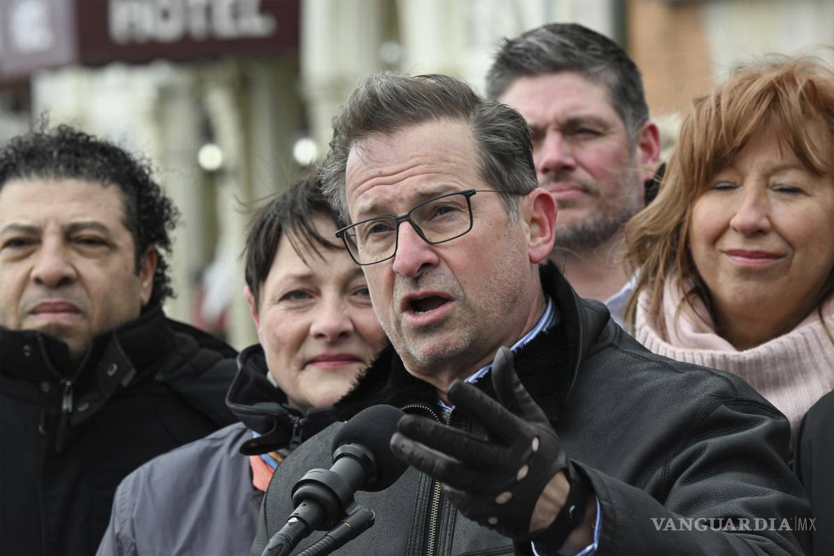 $!El líder del Bloque Quebequense de Canadá, Yves-François Blanchet, lanza su campaña frente al consulado de Estados Unidos en la ciudad de Quebec.