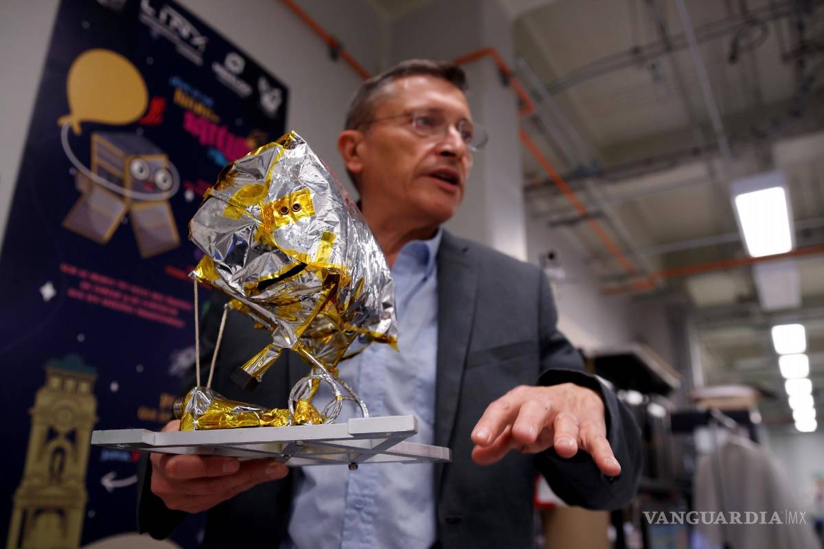 $!El doctor del laboratorio de instrumentación espacial (LINX) del Instituto de Ciencias Nucleares de la UNAM, Gustavo Medina Tanco. EFE/José Méndez