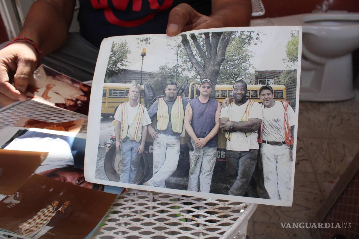 $!Francisco González Jasso muestra una fotografía con sus compañeros en la construcción. Fueron 28 años en los que Panchito trabajó en esta actividad en Chicago, Estados Unidos.