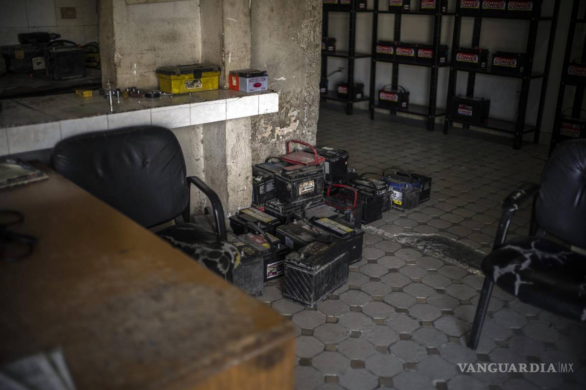 $!Las baterías de automóviles usadas destinadas al reciclaje se guardan en una tienda en Monterrey, México.