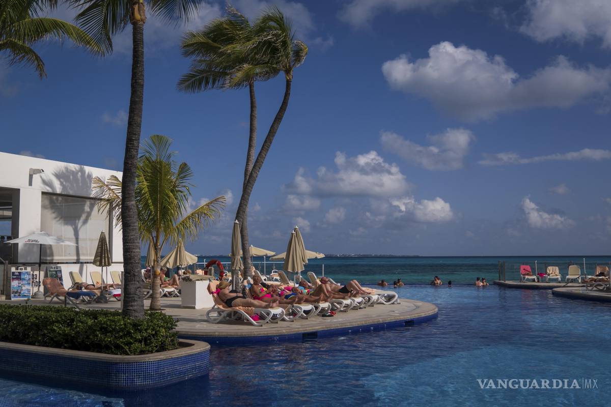 $!Turistas en un resort en Cancún. Los funcionarios estadounidenses dicen que los destinos turísticos populares brindan a los agentes rusos cobertura para realizar operaciones de espionaje.