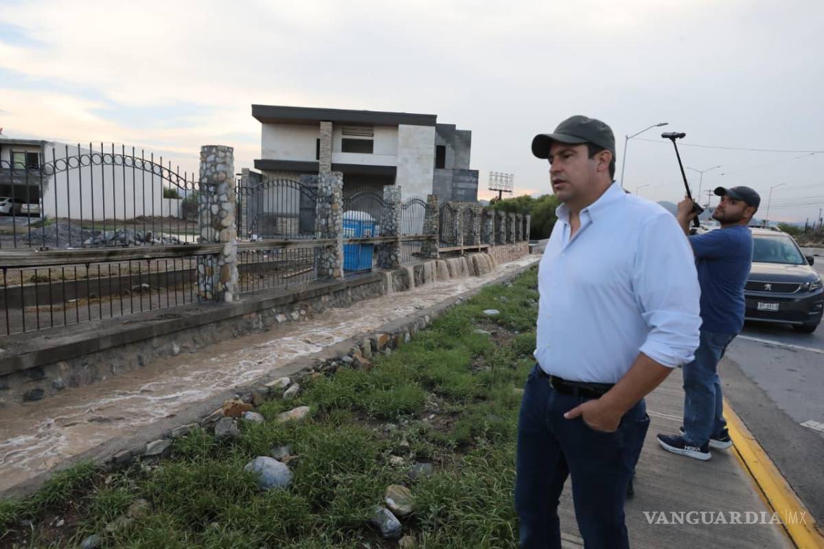 $!Autoridades brindaron apoyo a automovilistas varados y mantuvieron cierres preventivos en vialidades con riesgo por acumulación de agua.