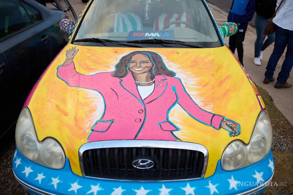 $!Un automóvil con una imagen de la candidata demócrata a la presidencia, la vicepresidenta de Estados Unidos, Kamala Harris en Ocotillo en Phoenix, Arizona.