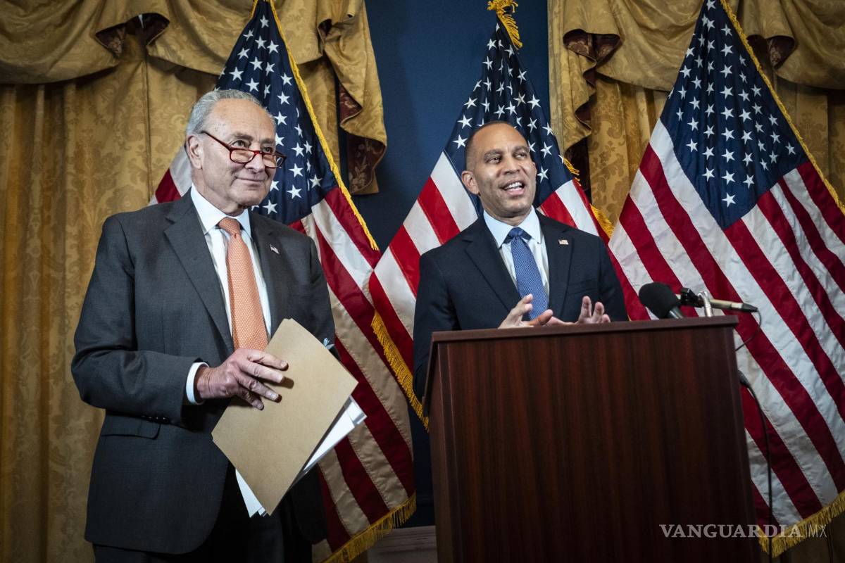 $!El líder de la mayoría demócrata del Senado, Chuck Schumer (i), y el líder de la minoría demócrata de la Cámara de Representantes, Hakeem Jeffries respaldan a Kamala Harris