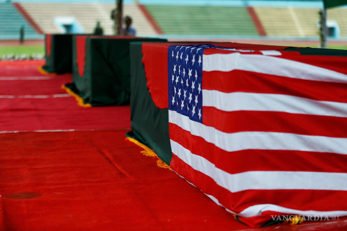 $!Bangladesh rinde tributo a rehenes asesinados; interroga a sobrevivientes