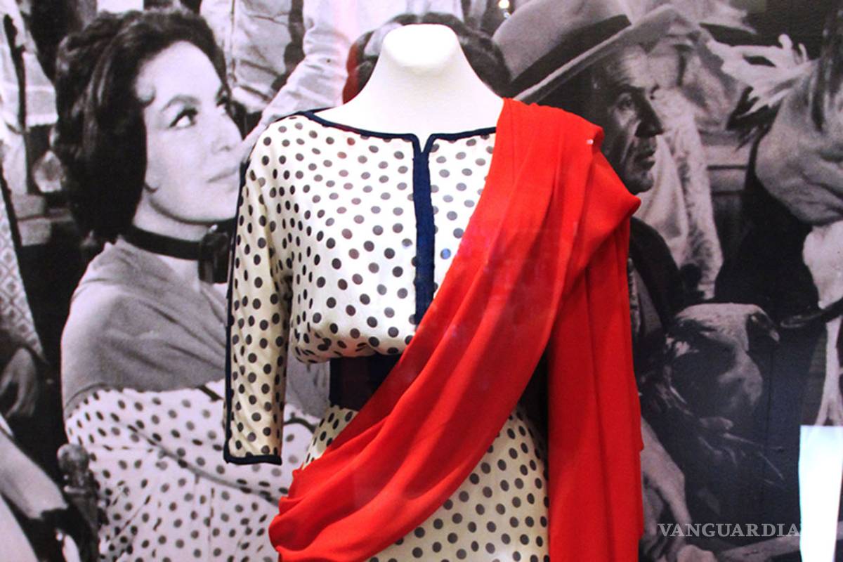 Exhiben vestido de María Félix en Nuevo León
