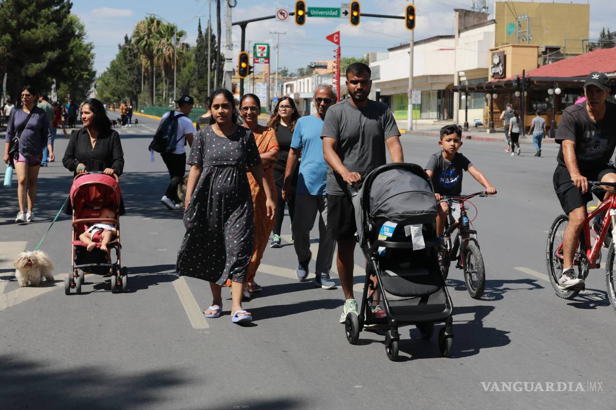 $!Niños, jóvenes y adultos disfrutan del paseo en bicicleta, patines o caminando, acompañados incluso por sus mascotas.