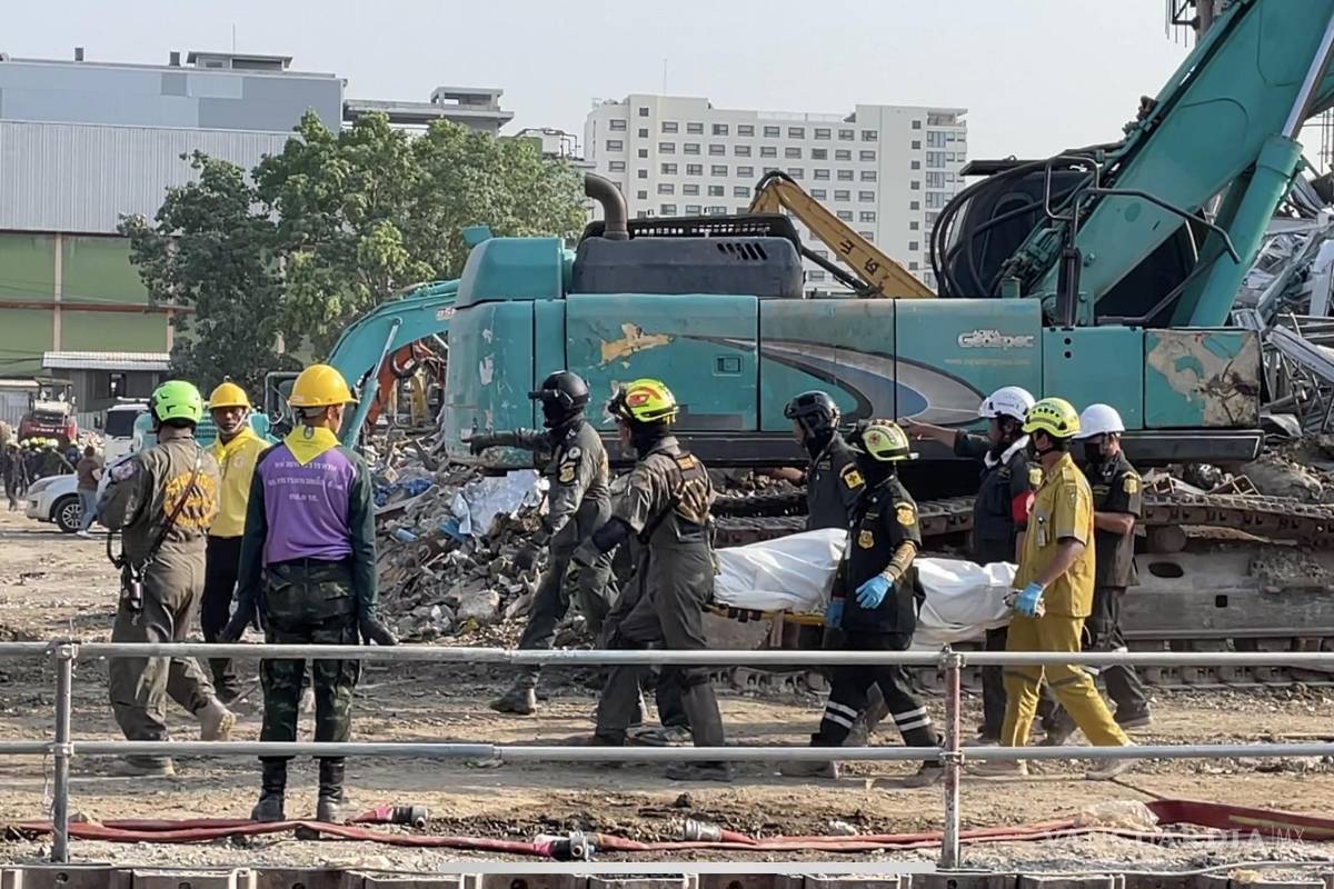 $!Decenas de rescatistas de Tailandia buscan este sábado supervivientes entre los escombros de un edificio en obras que colapsó en Bangkok.