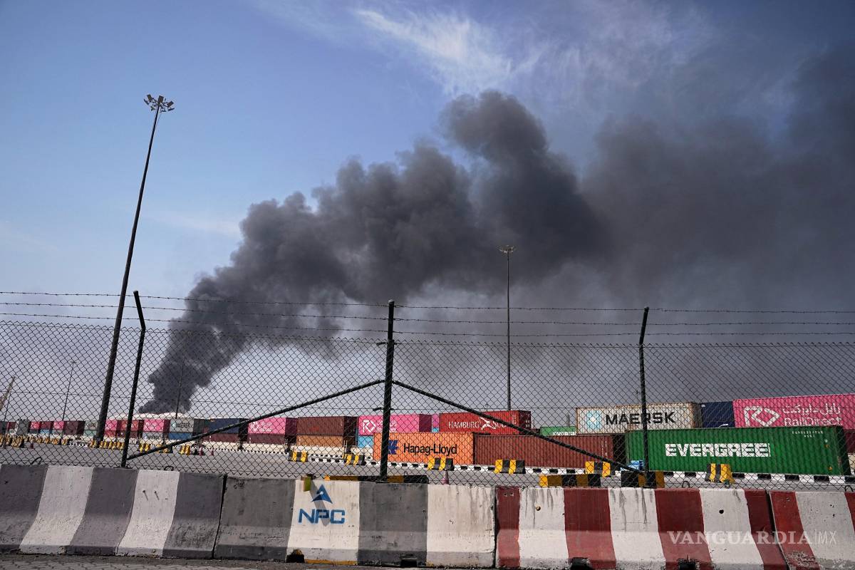 $!Humo elevándose tras un ataque de dron iraní en la zona del puerto de Dubái, Emiratos Árabes Unidos, el 1 de marzo de 2026.