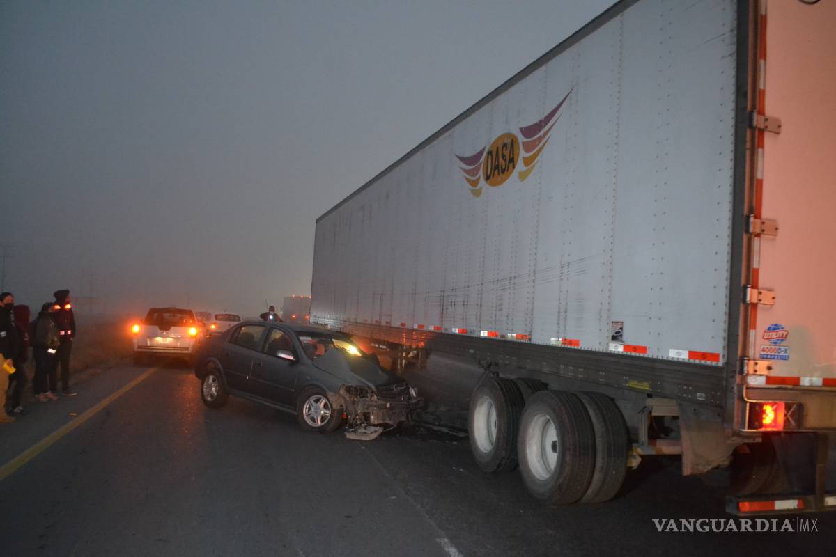 Salen vivos... se le atraviesan a tráiler y los arrastra, en el Libramiento OFT