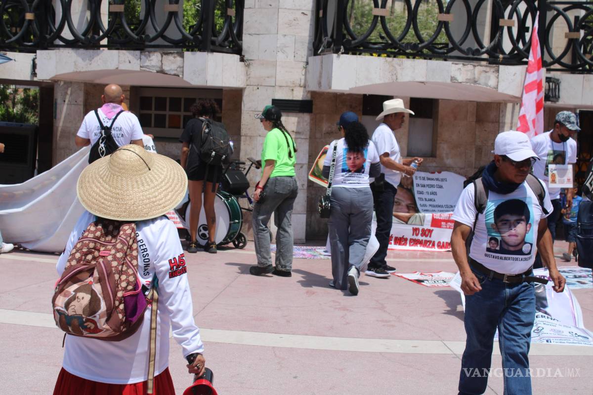 $!﻿En la plaza de Armas de Torreón, las familias de personas desaparecidas realizaron actos de visibilización.