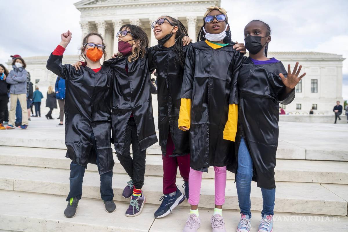 $!Niñas vestidas como el juez Ketanji Brown Jackson Washington, DC.